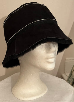 Shearling buckethat with metal piping 