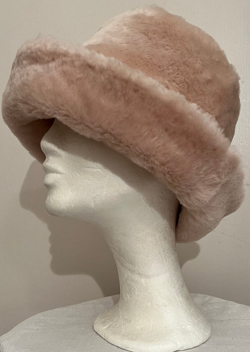 Reversible buckethat in shearling with broader brim